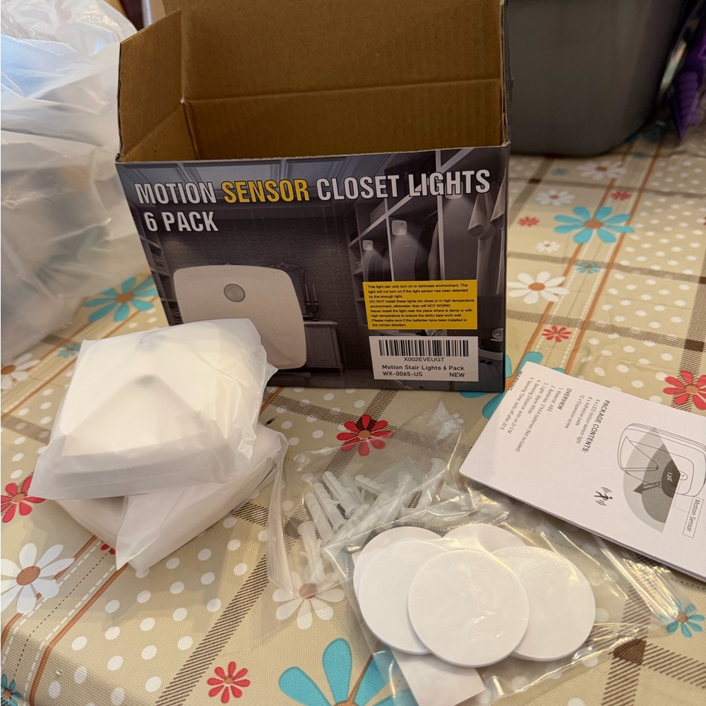 NWT Motion Sensor Closet Lights - 6 Pack - White - Picture 4 of 6